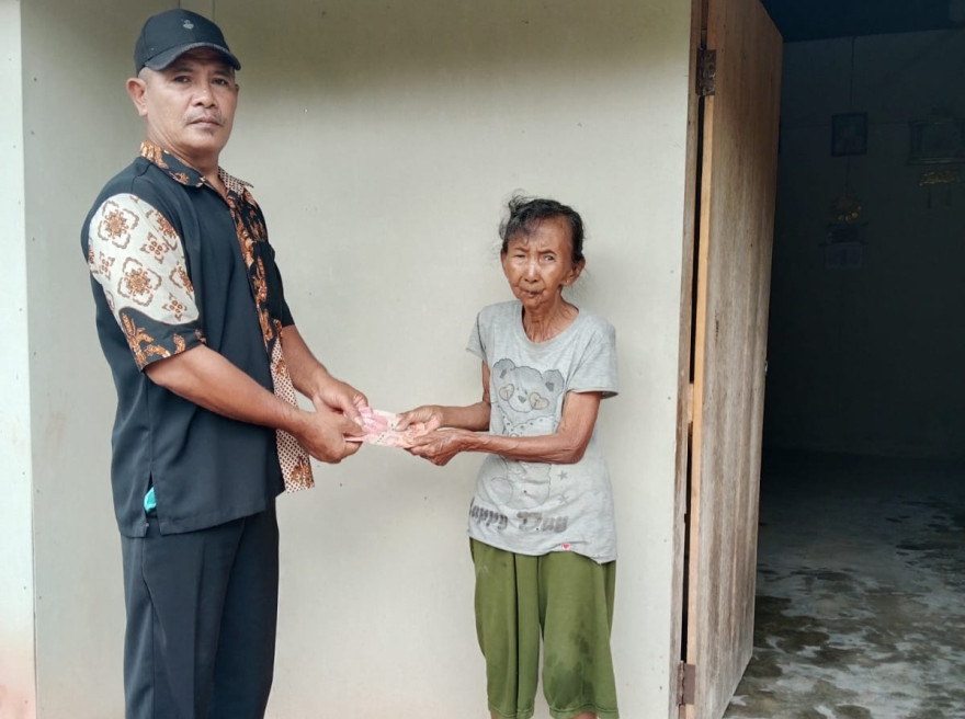 Salurkan BLT DD Tahap I, Kampung Andalas Cermin Bantu Ringankan Beban 7 KPM